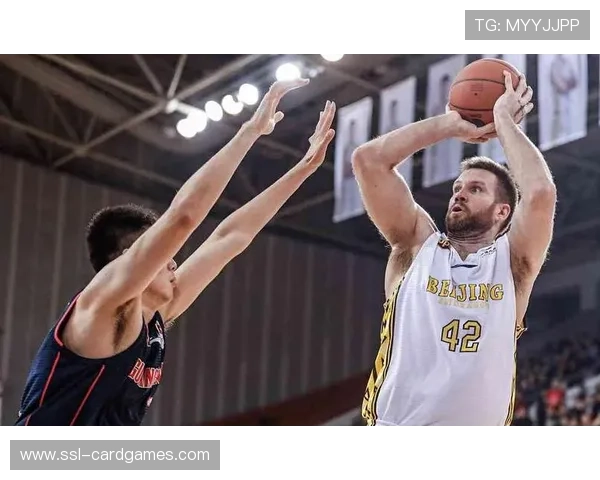 威尔逊手部受伤短暂处理后返场，第三节独得14分稳住局势