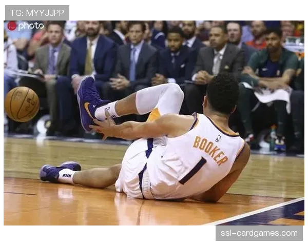 拜仁17岁后卫基亚拉脚踝手术成功,预计赛季报销 拜仁17岁后卫基亚拉脚踝手术成功,预计赛季报销